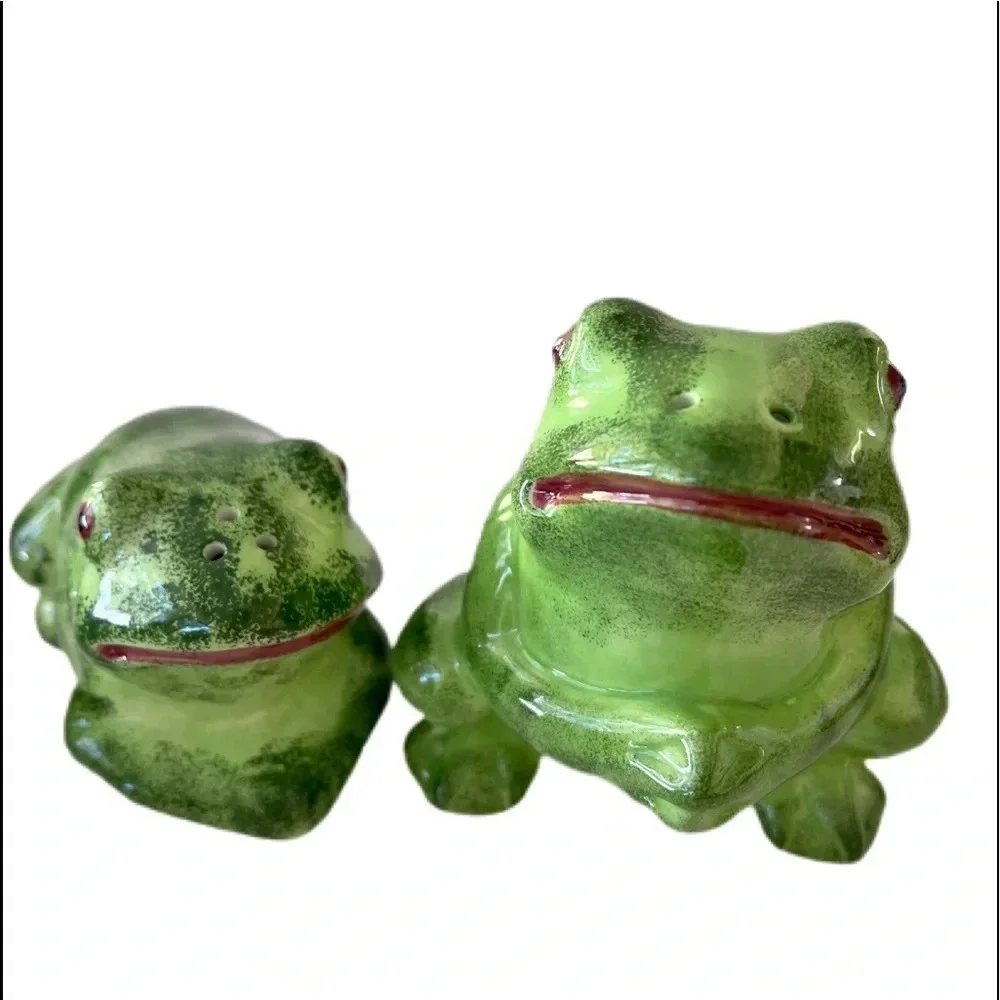 Frog salt & Pepper shaker’s. Has the plug. No cracks green very cute.